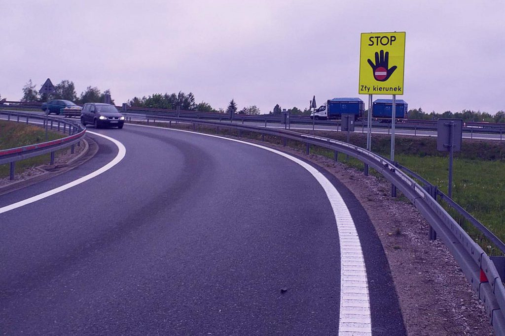 JEDZIESZ W ZŁYM KIERUNKU - Nowe tablice na polskich autostradach